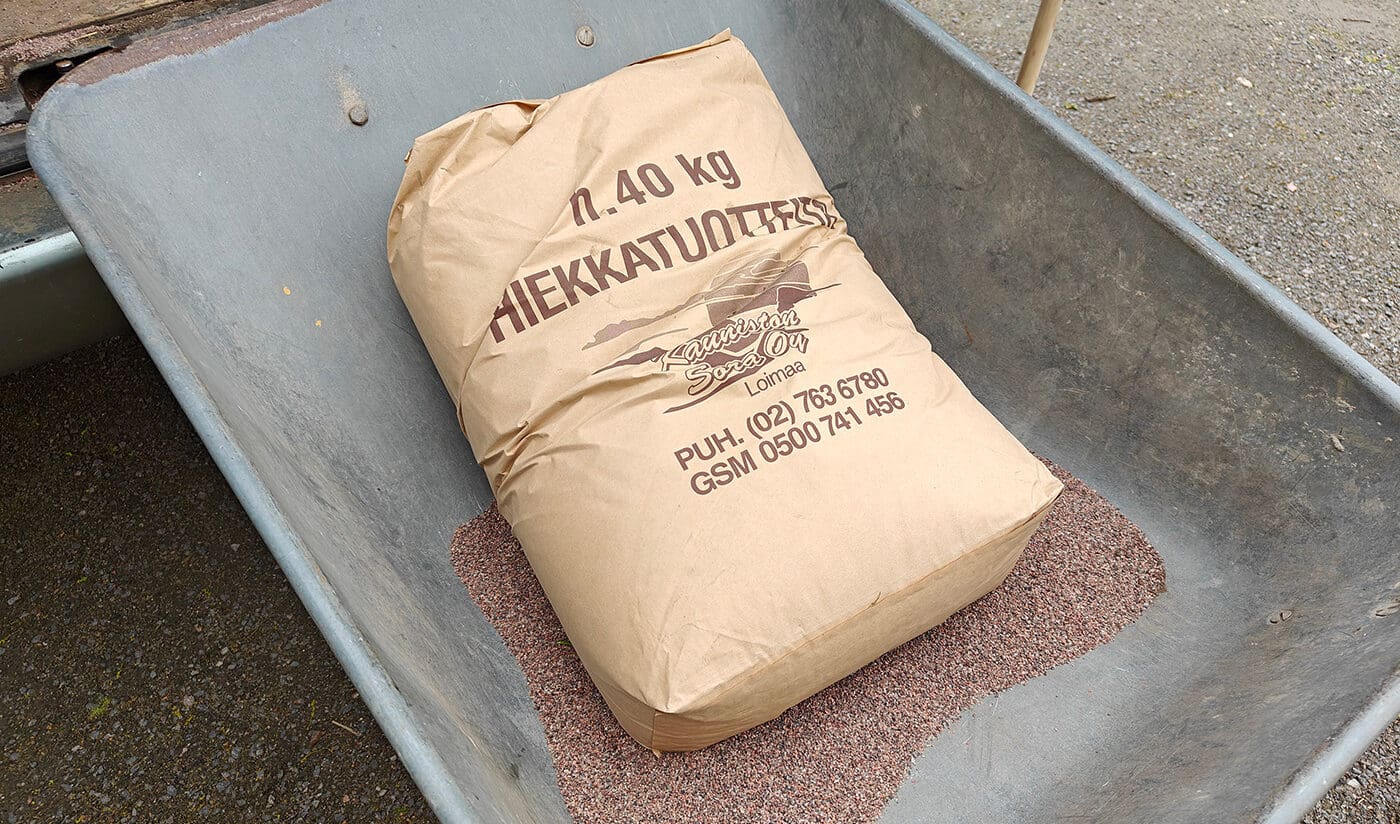 Hiekkaa nurmelle